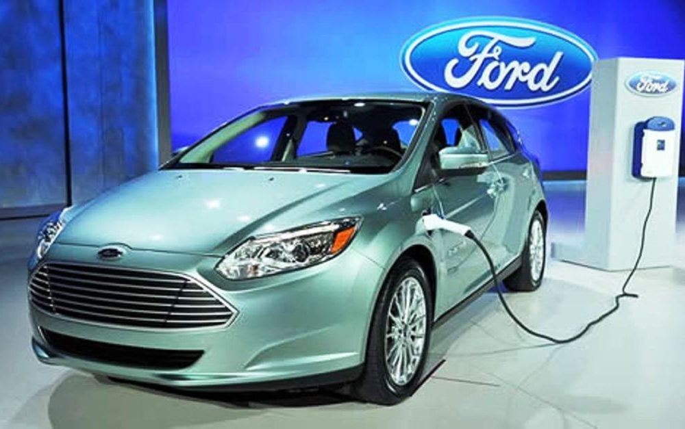 Ford invierte en coches eléctricos, este año la empresa producirá más de 20 modelos.

La empresa anunció que duplicará sus inversiones al doble en este rubro.

El monto de la inversión es de 11 mil millones de dólares (9 mil millones de euros).

La ultima inversión de la empresa en esa rama fue en 2015.

En ese entonces se invirtió 4.5 millones de dólares (3.7 mil millones de euros)

En la actualidad de esos $11 mil millones se fabricaran entre 16 y 40 modelos nuevos.

Todo esto apostando a que estarán listos en 2022.

De esos 40, 16 de ellos serán propulsados por batería.

Hasta ahora no se dieron detalles especifico de los modelos.

Ford invierte en coches eléctricos basándose en los chinos
El mercado chino y uno de los más competitivos en el mercado de los coches eléctricos.