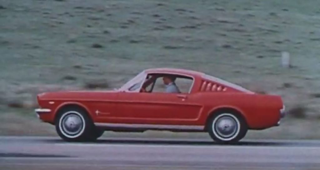 En este anuncio vemos un Mustang 2+2 de 1965 donde detallan de sus características más prácticas como: Su maletero, el Mustang original ya podía abatir la segunda fila de asientos, y contaba con una sección que, una vez plegados, permitía crear un área de almacenamiento sorprendentemente grande y plana.