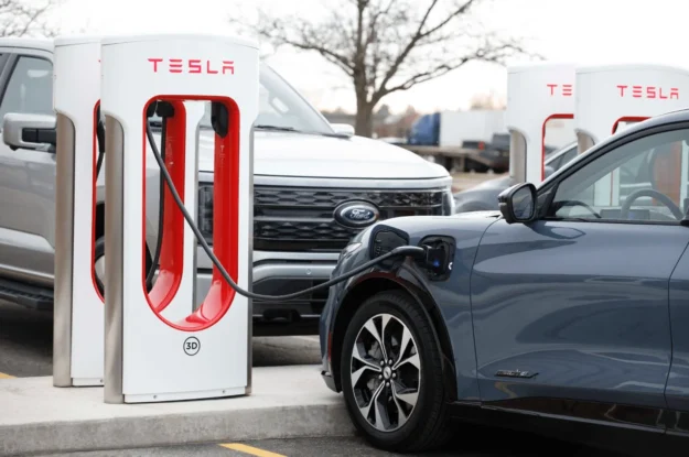 Ford retira adaptadores de carga de tesla